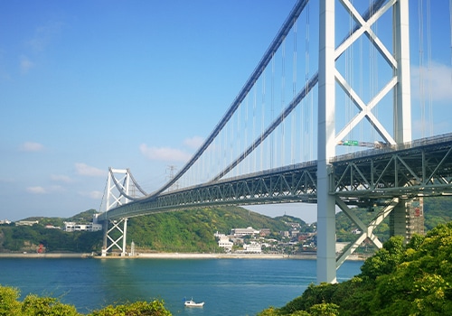 海と下関海峡大橋の風景